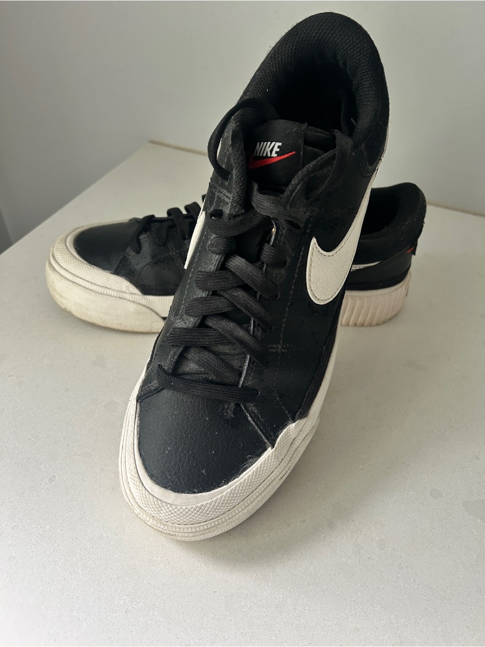 Nike Black White Swoosh Sneakers Women’s Size 8 Like New